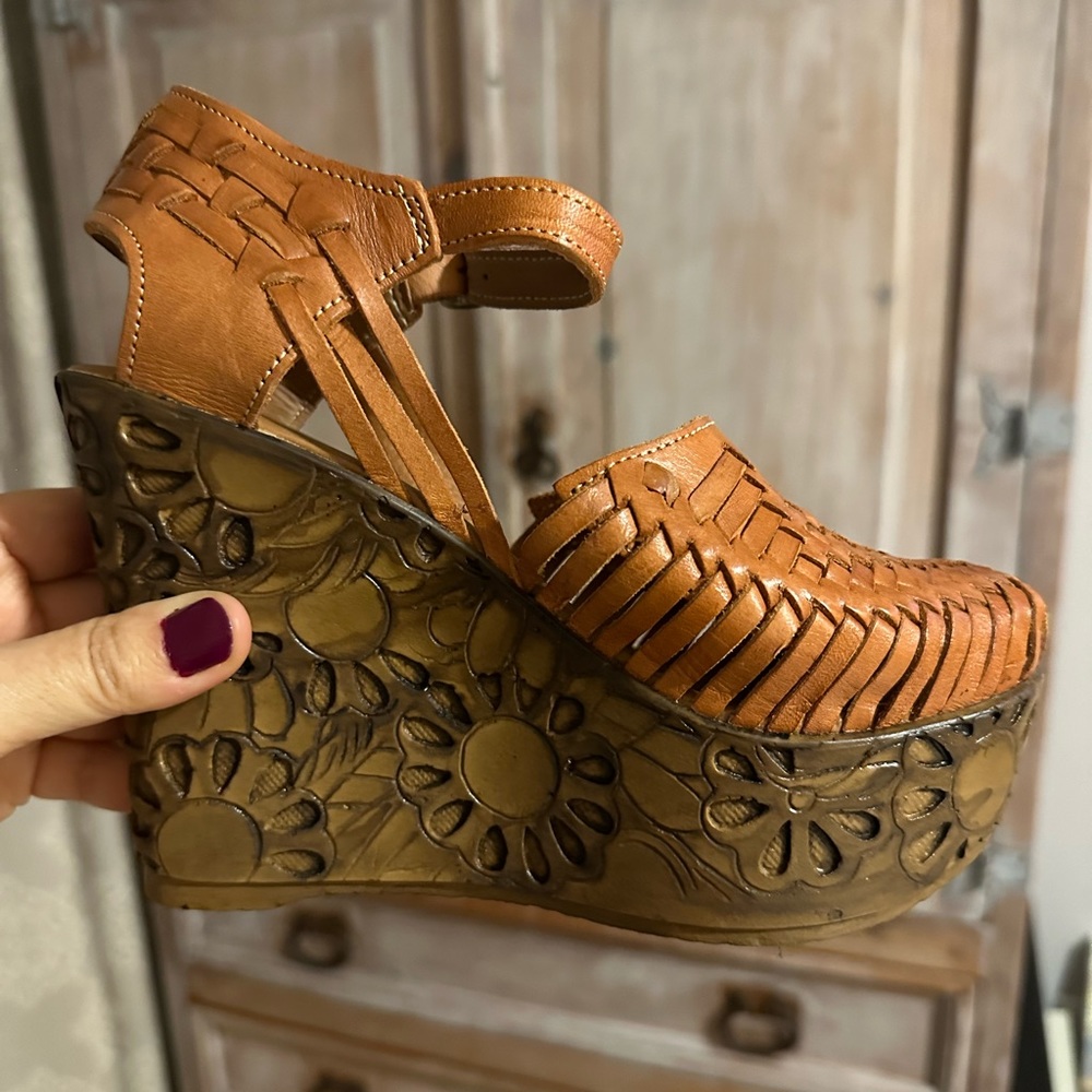 These babes are to die!
Mexican huarache wooden heel, hand carved.